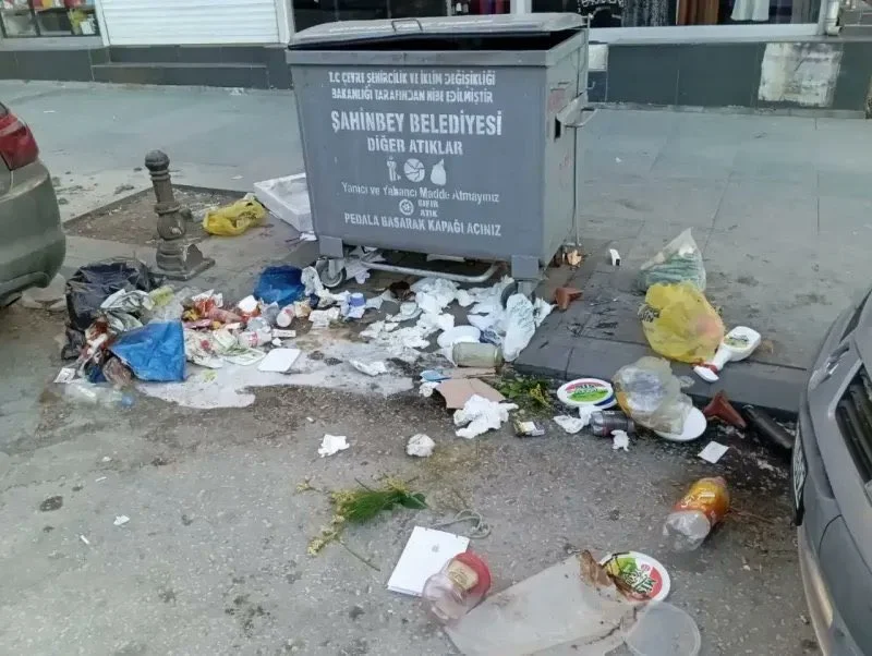 Gaziantep’in Şahinbey ilçesinde bulunan çöp konteynerlerinin yanında ki çöplerden oluşan