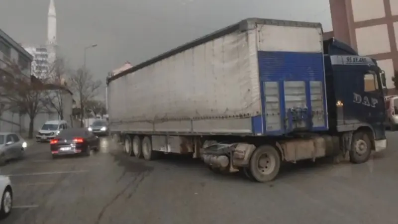 Gaziantep’in Şehitkamil ilçesine bağlı Seyrantepe semtinde yokuş inerken kontrolden çıkan